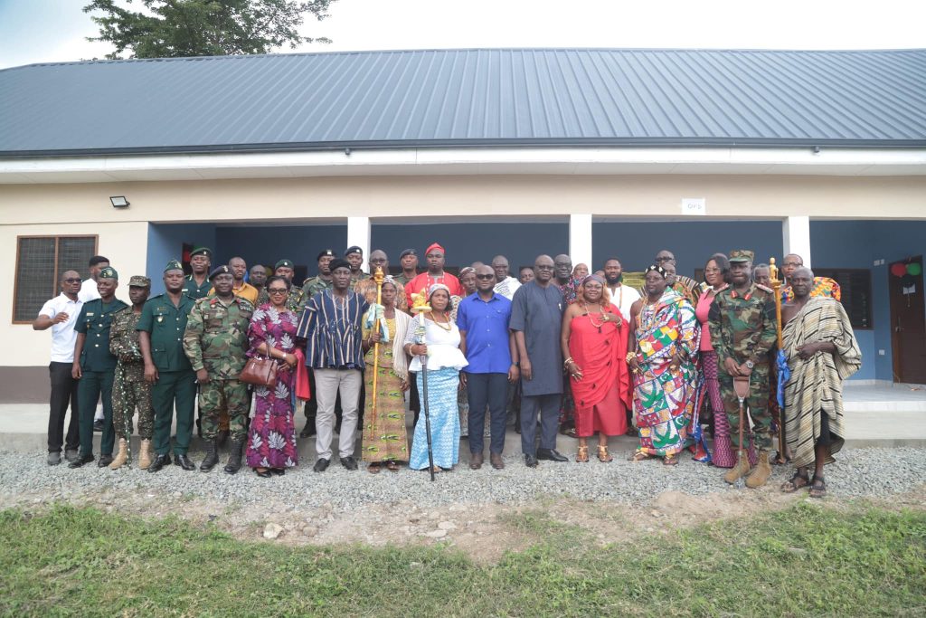 group pic at leklebi kami health centre 24